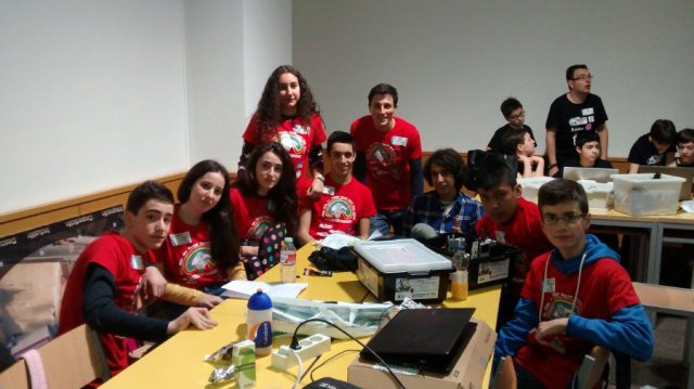¡El equipo Rainbow Robot gana el Premio al Trabajo en Equipo en la First Lego League! ¡El equipo Rainbow Robot gana el Premio al Trabajo en Equipo en la First Lego League!