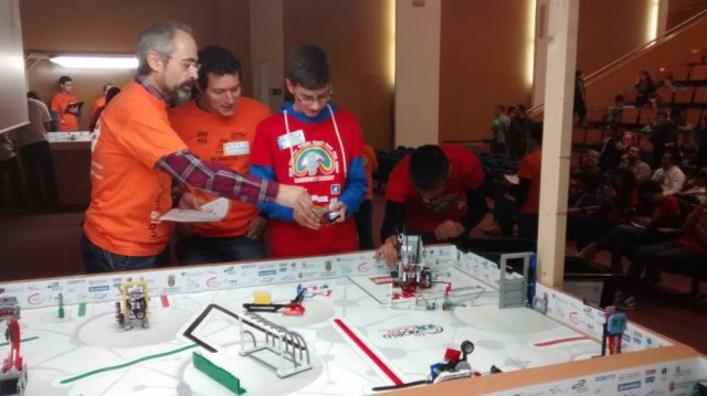 ¡El equipo Rainbow Robot gana el Premio al Trabajo en Equipo en la First Lego League! ¡El equipo Rainbow Robot gana el Premio al Trabajo en Equipo en la First Lego League!