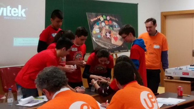 ¡El equipo Rainbow Robot gana el Premio al Trabajo en Equipo en la First Lego League! ¡El equipo Rainbow Robot gana el Premio al Trabajo en Equipo en la First Lego League!