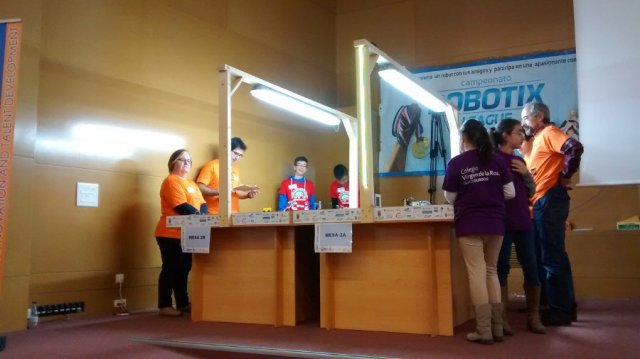 ¡El equipo Rainbow Robot gana el Premio al Trabajo en Equipo en la First Lego League! ¡El equipo Rainbow Robot gana el Premio al Trabajo en Equipo en la First Lego League!