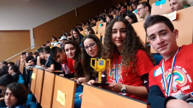 ¡El equipo Rainbow Robot gana el Premio al Trabajo en Equipo en la First Lego League! ¡El equipo Rainbow Robot gana el Premio al Trabajo en Equipo en la First Lego League!