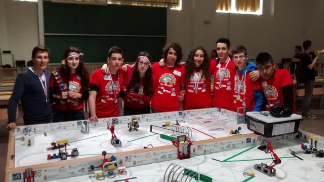 ¡El equipo Rainbow Robot gana el Premio al Trabajo en Equipo en la First Lego League! ¡El equipo Rainbow Robot gana el Premio al Trabajo en Equipo en la First Lego League!