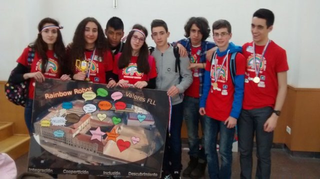 ¡El equipo Rainbow Robot gana el Premio al Trabajo en Equipo en la First Lego League! ¡El equipo Rainbow Robot gana el Premio al Trabajo en Equipo en la First Lego League!