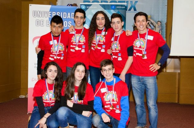 ¡El equipo Rainbow Robot gana el Premio al Trabajo en Equipo en la First Lego League! ¡El equipo Rainbow Robot gana el Premio al Trabajo en Equipo en la First Lego League!