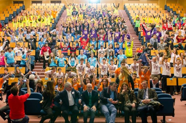 ¡El equipo Rainbow Robot gana el Premio al Trabajo en Equipo en la First Lego League! ¡El equipo Rainbow Robot gana el Premio al Trabajo en Equipo en la First Lego League!