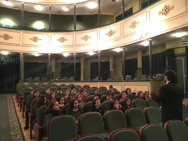Los alumnos de 5º de Primaria visitan el Teatro Liceo. Los alumnos de 5º de Primaria visitan el Teatro Liceo.