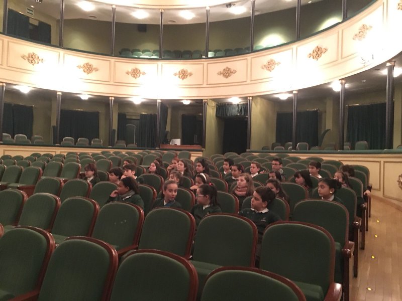 Los alumnos de 5º de Primaria visitan el Teatro Liceo. Los alumnos de 5º de Primaria visitan el Teatro Liceo.