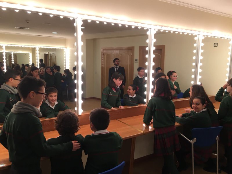 Los alumnos de 5º de Primaria visitan el Teatro Liceo. Los alumnos de 5º de Primaria visitan el Teatro Liceo.