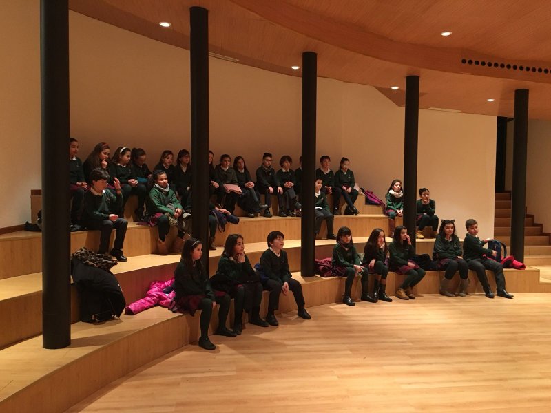 Los alumnos de 5º de Primaria visitan el Teatro Liceo. Los alumnos de 5º de Primaria visitan el Teatro Liceo.