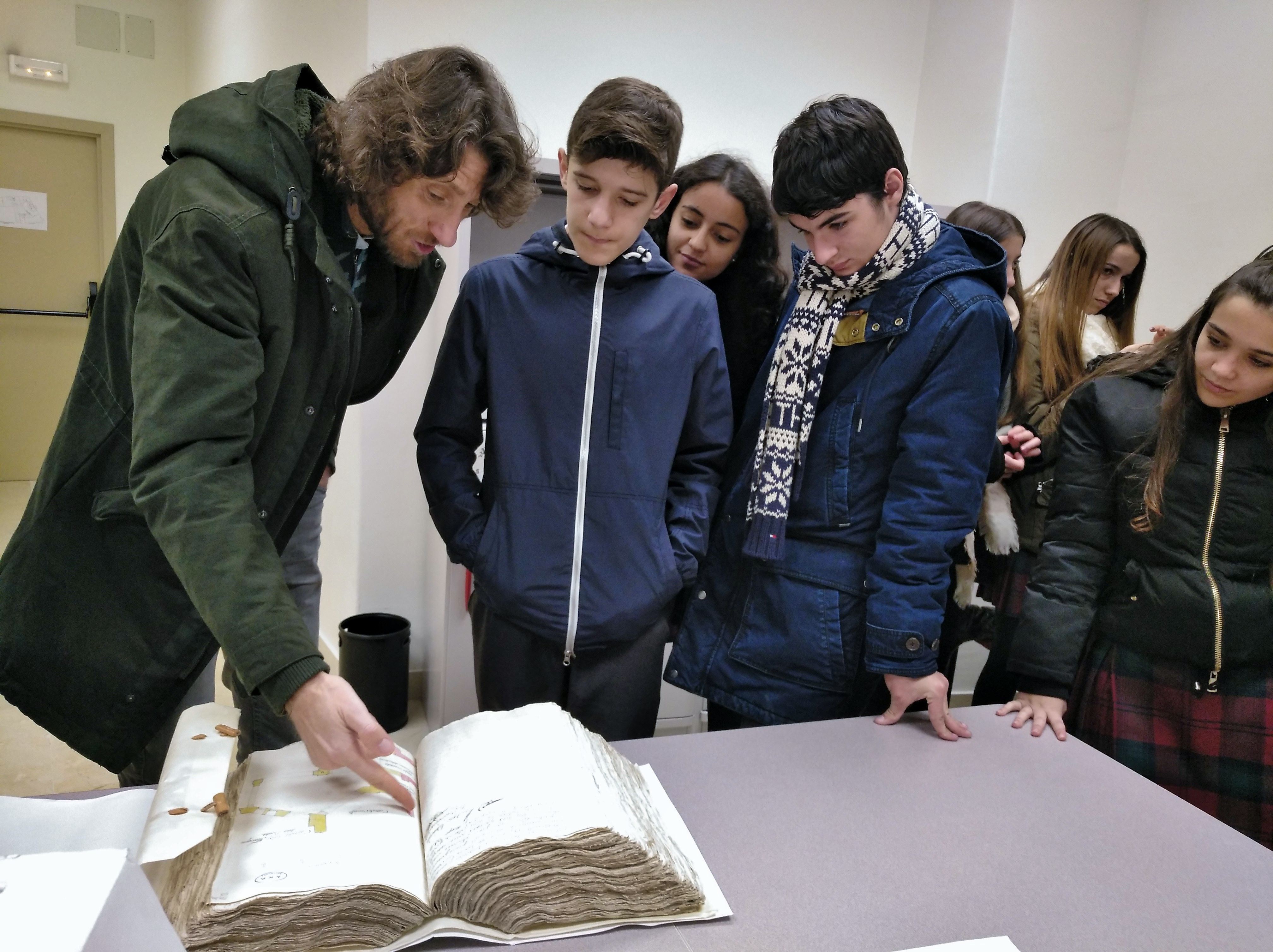 Los alumnos de 4º A de ESO visitan el Archivo Histórico Provincial de Salamanca Los alumnos de 4º A de ESO visitan el Archivo Histórico Provincial de Salamanca