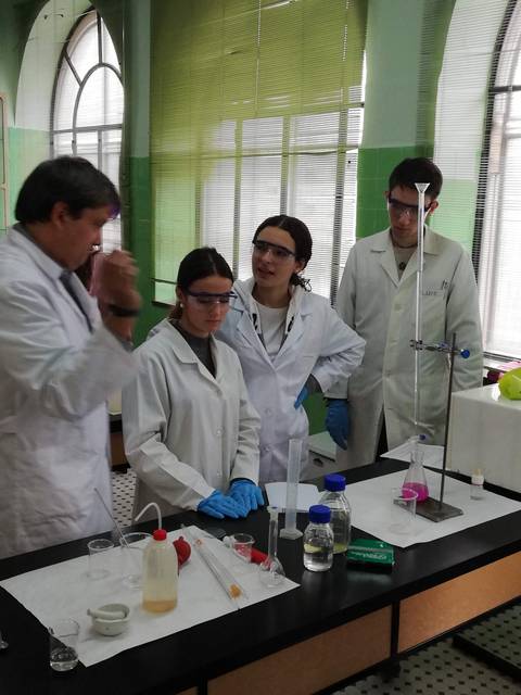Alumnos de 2º de Bachillerato de Química comienzan las prácticas en el laboratorio. Alumnos de 2º de Bachillerato de Química comienzan las prácticas en el laboratorio.