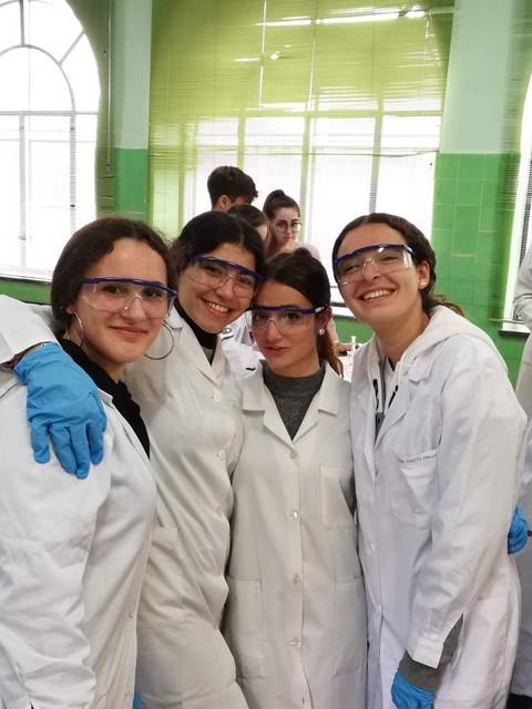 Alumnos de 2º de Bachillerato de Química comienzan las prácticas en el laboratorio. Alumnos de 2º de Bachillerato de Química comienzan las prácticas en el laboratorio.