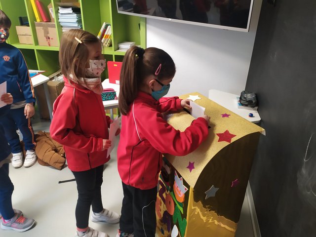 Pequeños-Grandes lectores y escritores. Pequeños-Grandes lectores y escritores.