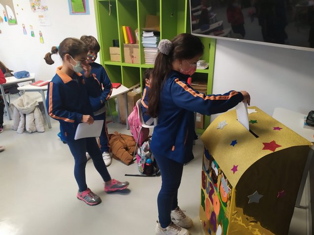 Pequeños-Grandes lectores y escritores. Pequeños-Grandes lectores y escritores.